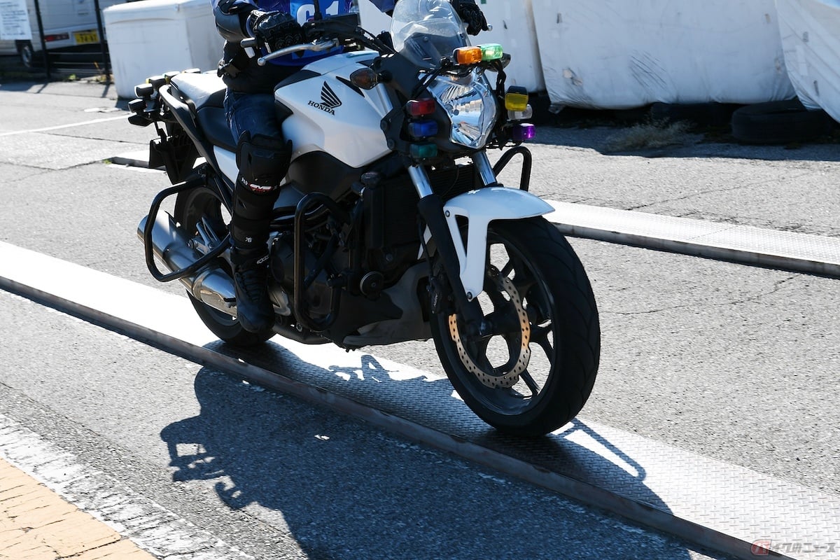 教習所で免許を取得する際に使用されるMTバイクも基本的にリターン式