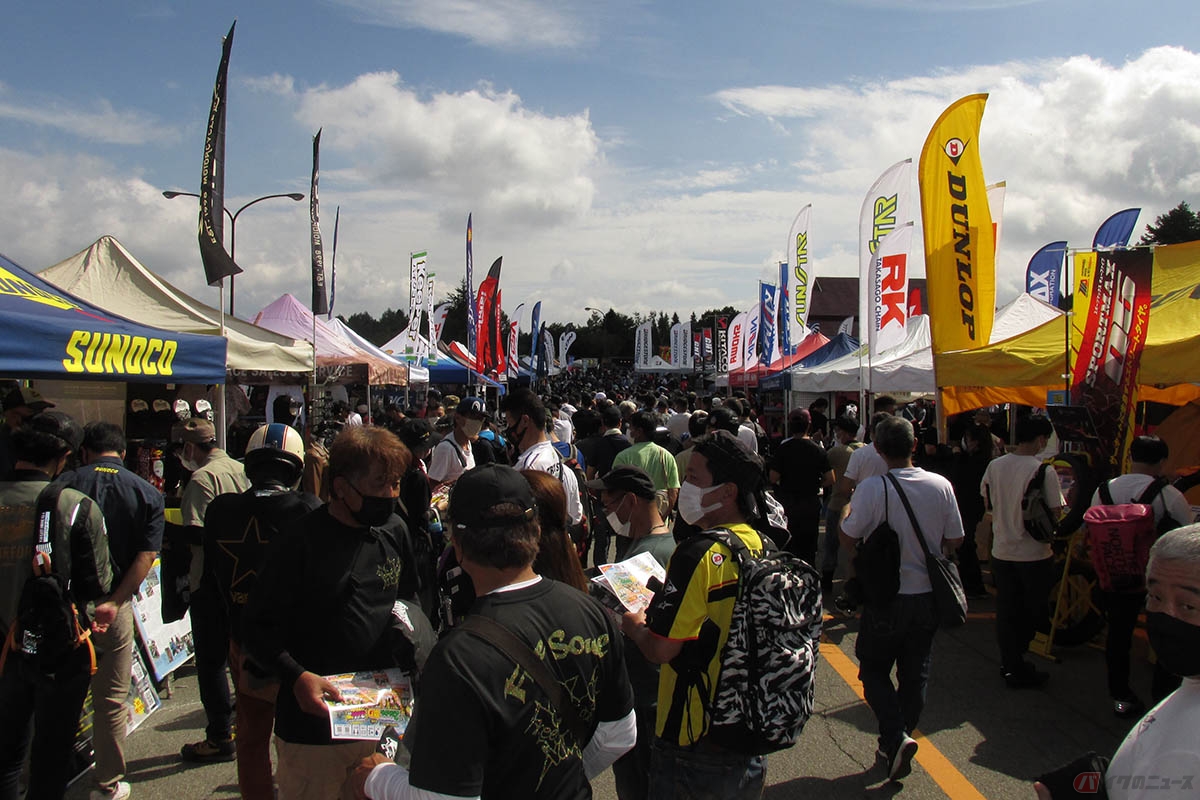 会場である「ふじてんリゾート」駐車場はオープン後、ご覧の状態。8200名の入場者数は、これまでの「2りんかん祭り」の記録とのことです