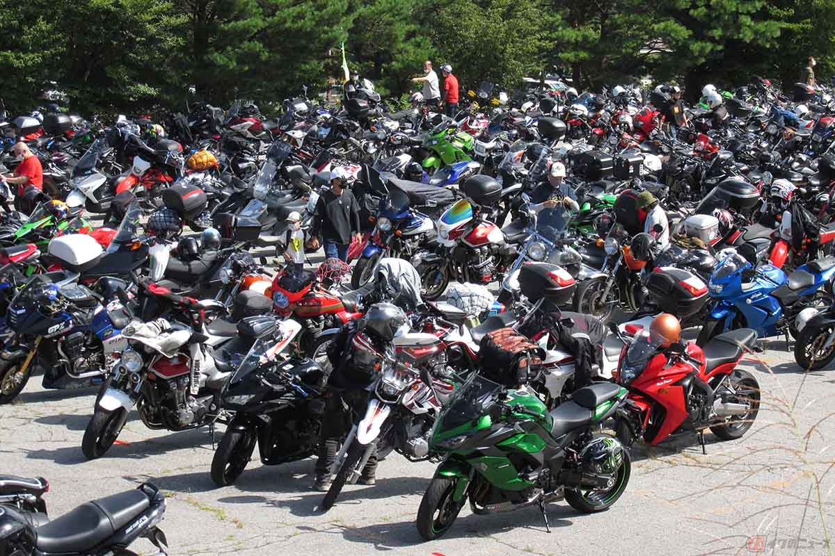 バイクの来場5500台も、これまでの「2りんかん祭り」の記録とのこと。レプリカにオフ車、ヨーロピアンやネイキッド、アメリカンなど様々なジャンルのバイクが駐車場に並ぶ光景は壮観です