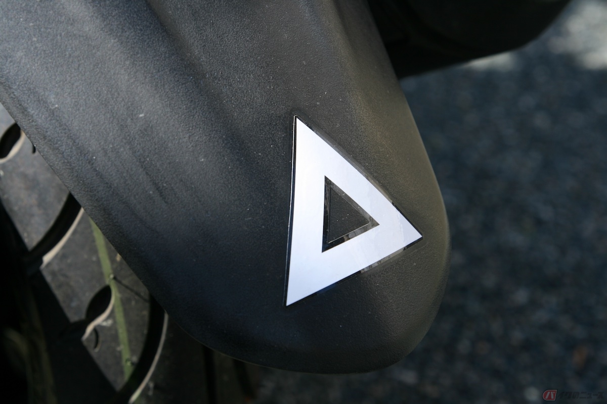 気になる 原付バイクに貼られている謎の三角マーク バイクのニュース
