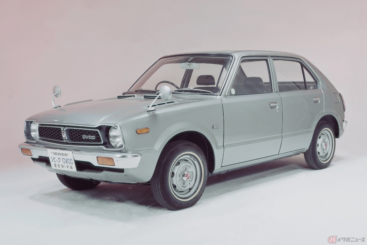 ホンダは世界初となるマスキー法をクリアした低公害エンジンを搭載した「シビック CVCC DX（量産第1号車） 」を1973年に発表