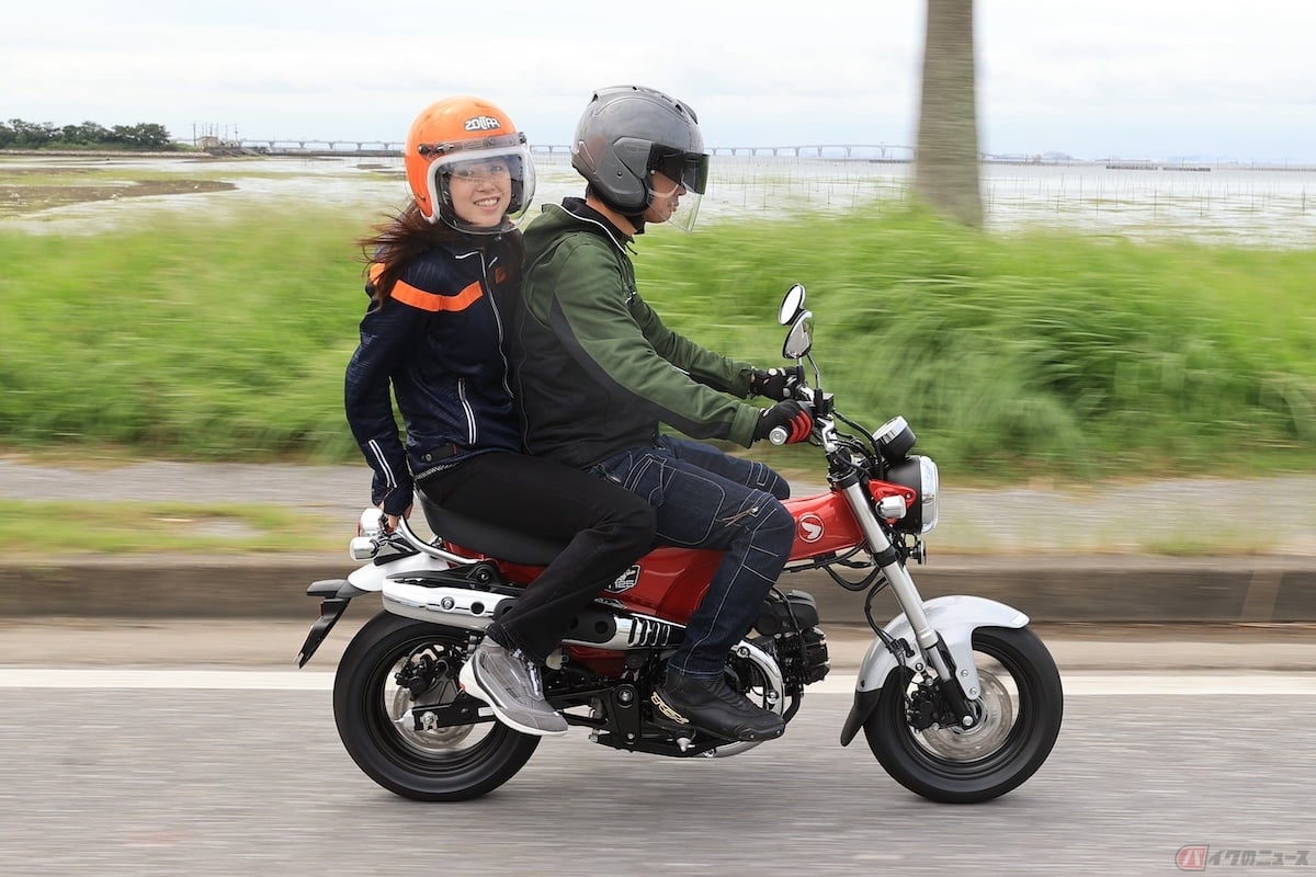 予定がないアナタもボクも ダックス125 は美女とのタンデムに備え買っておくべき バイクのニュース 予定がないアナタもボクも ダックス125 は美女とのタンデムに備え買っておくべき バイクのニュース