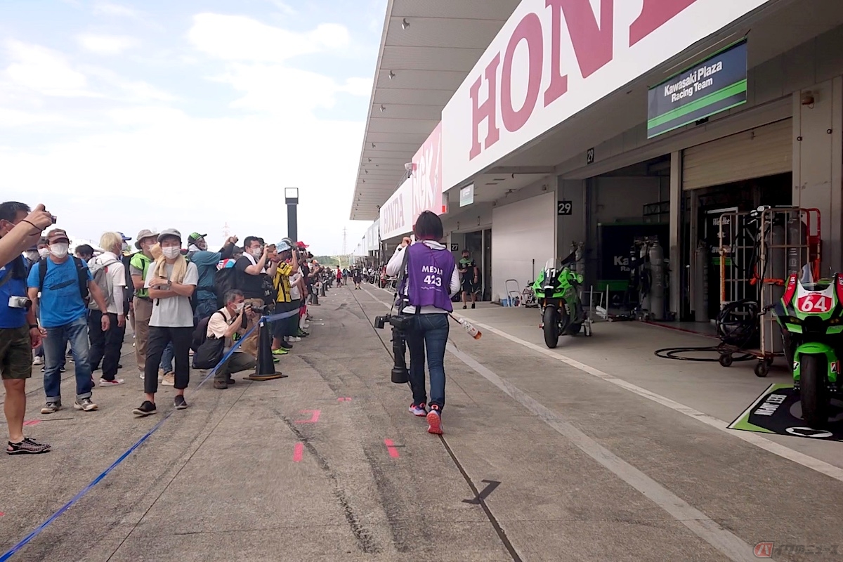 ピットウォークで先川さんの後ろをついて行く私たち