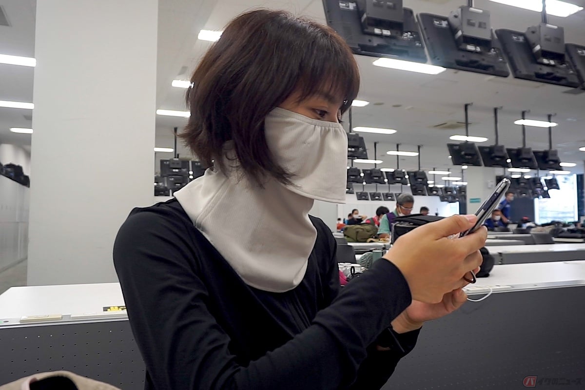 プレスルームで音声メモを確認する私