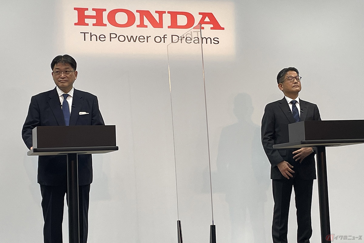 左からホンダの竹内 弘平取締役 代表執行役副社長と野村 欣滋常務執行役員