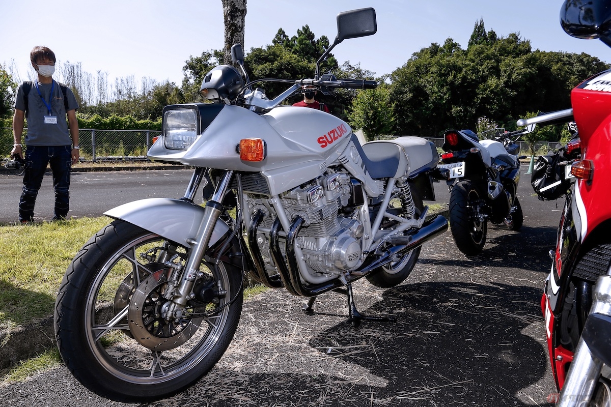 初代『GSX750S』は当時国内上限となる排気量750ccで1982年に発売された
