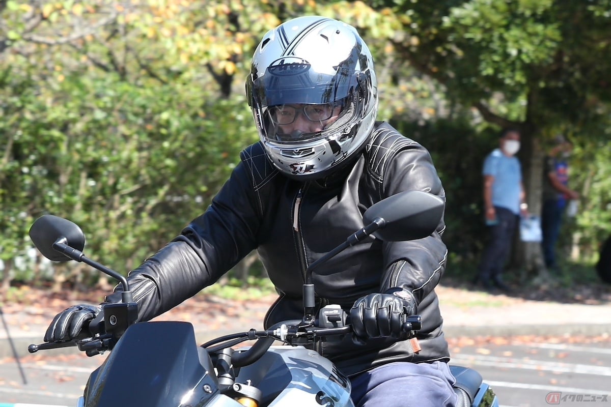 『KATANA Meeting 2022』にKATANAで来場したスズキの鈴木俊宏社⻑