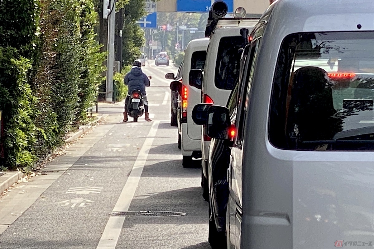 バイクで車線内の左側から車両を追い抜く行為は、違反にあたるのか？