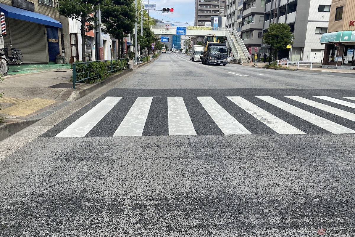 前方のクルマの前に出る行為は「追い越し」と扱われる場合がある