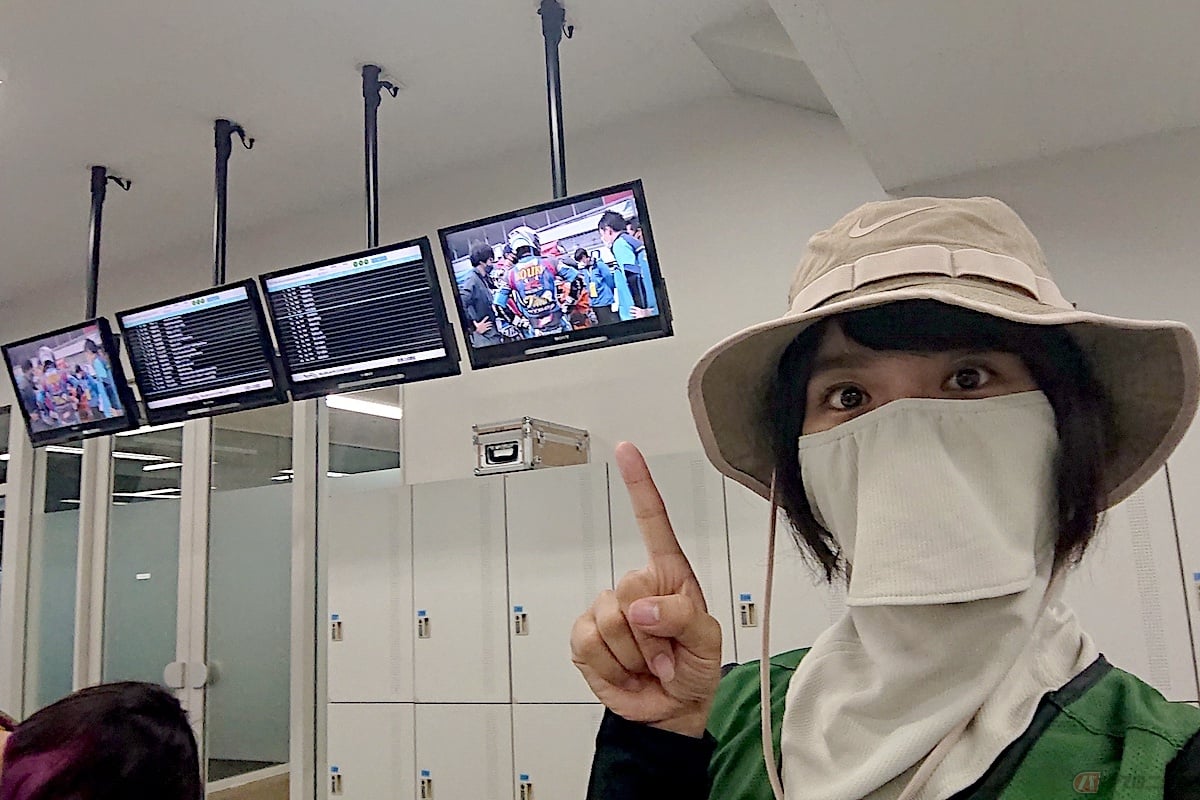 タイミングモニターを確認してレース展開を把握します
