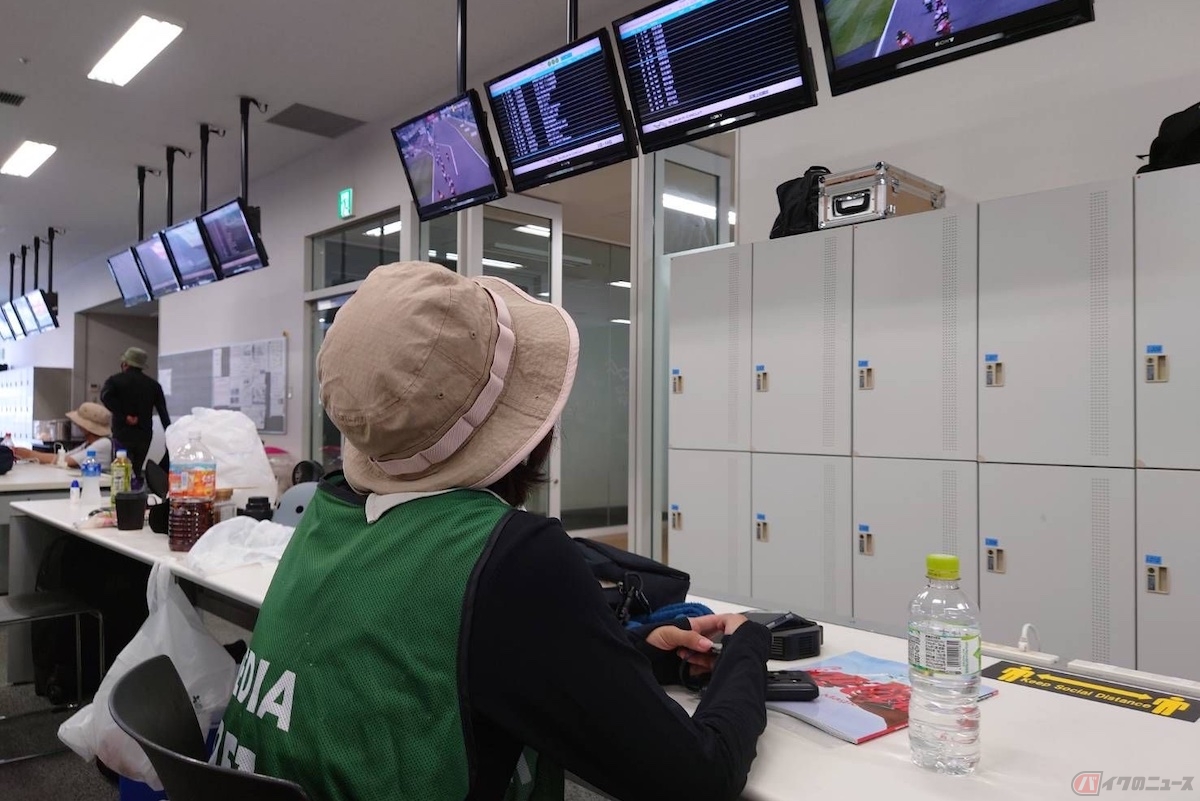 タイミングモニターで確認しつつ、レース展開を記録します