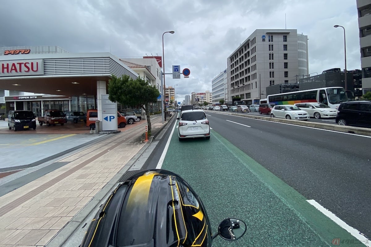 バイクは左側端に寄って走るようにとは規定されていない