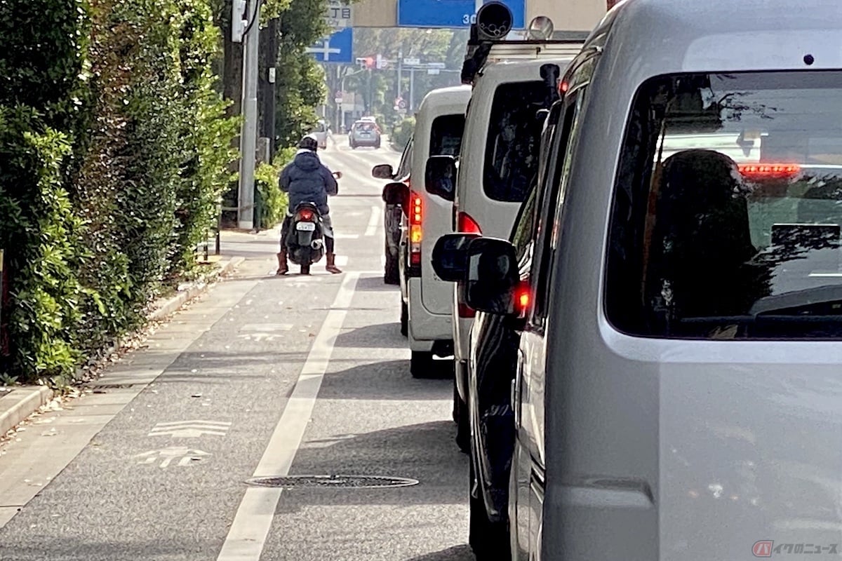 左側から追い抜きをするのは、明確な違反行為ではありませんが、交通事故を起こすリスクが高い行為です