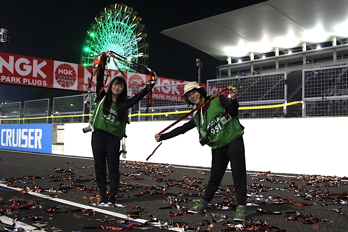 表彰式が終わると、大量に舞い上がった銀テープを記念に持って帰ることにしました