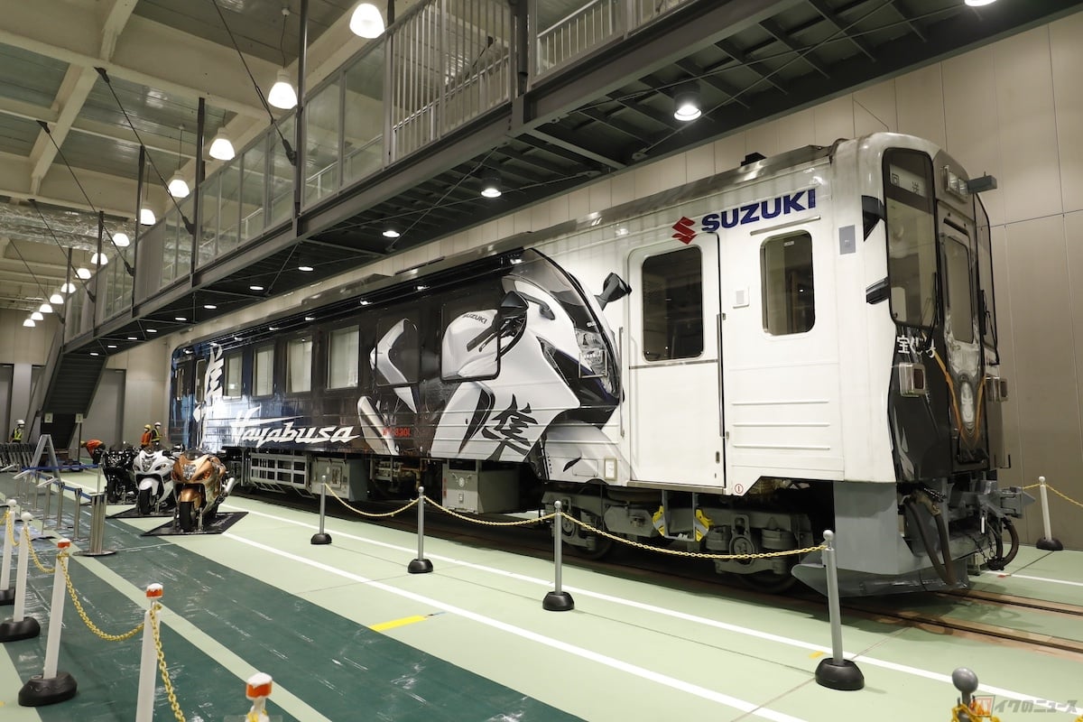 Hayabusaラッピングを施された若桜鉄道の車両