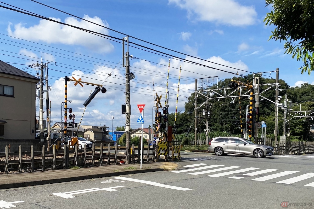 「遮断踏切立入り違反」の反則金は9000円