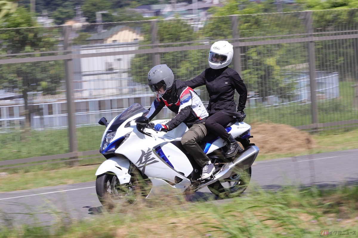 「大型自動二輪車等乗車方法違反」の反則金は1万2000円