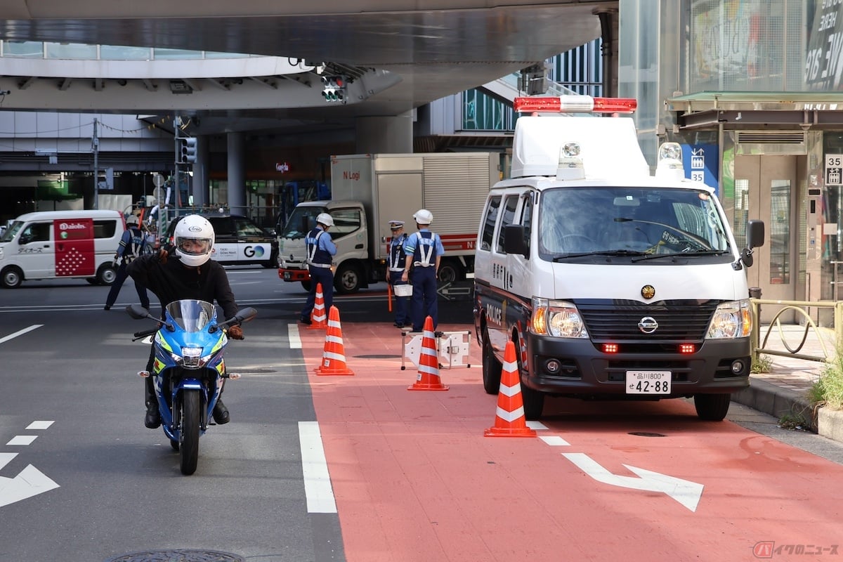 「速度超過(25km以上30km未満)違反」と「携帯電話使用等(保持)違反」の反則金は1万5000円