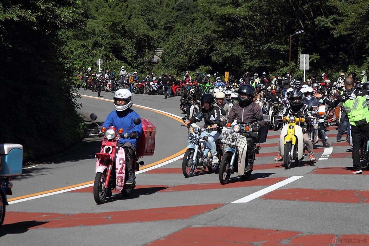 箱根のターンパイクを封鎖し、行われたデモ走行やユーザー参加型のファン・ライドでは普段、お目にかかれないご覧のような光景。大小様々なバイクがオールジャンルで『モトライダーフェスタ箱根』に集結します