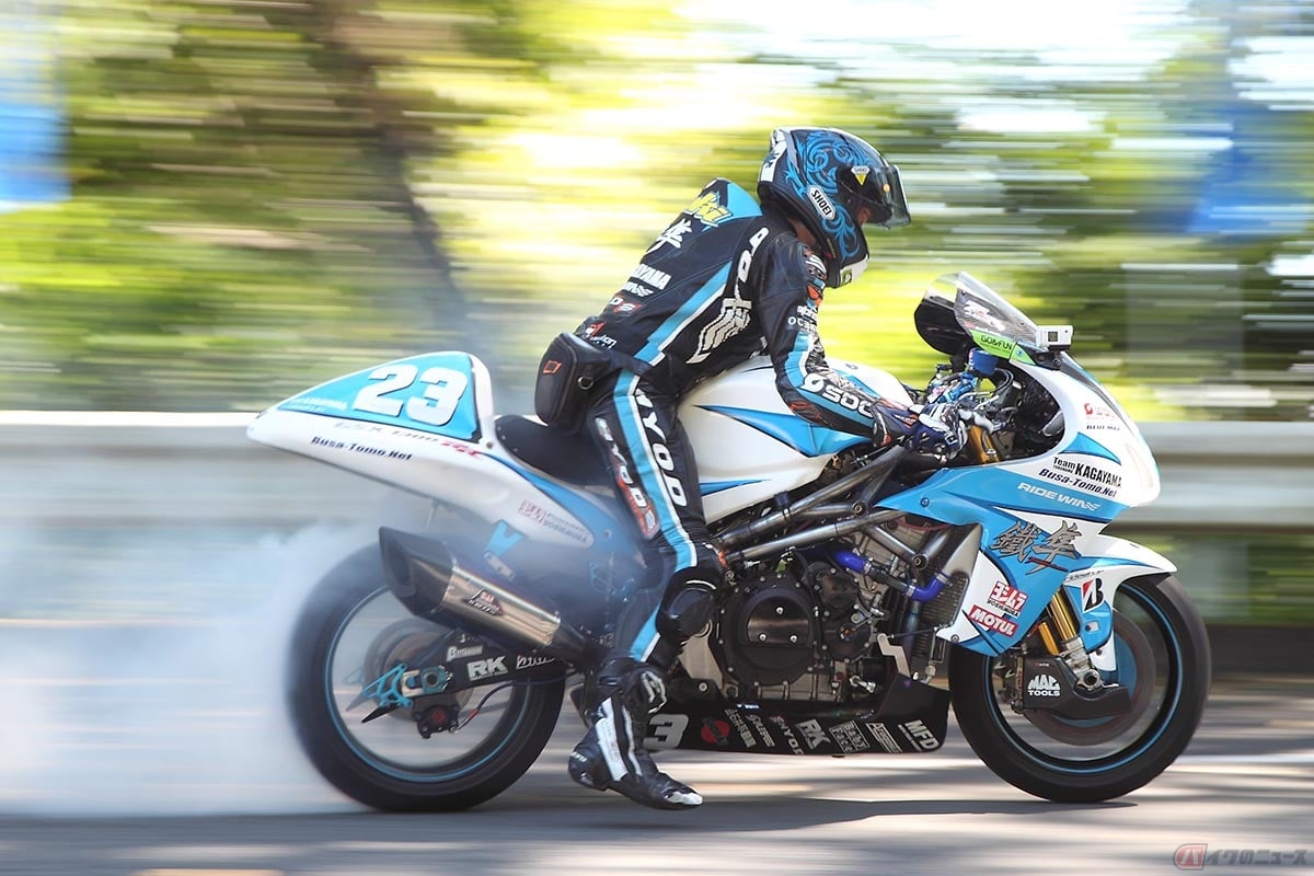 一般社団法人MRSを設立し、今回の 『モトライダーフェスタ2022 in 箱根』を主催する加賀山 就臣氏。鉄フレーム化したスズキ隼である『鐵隼』と共に参加しています