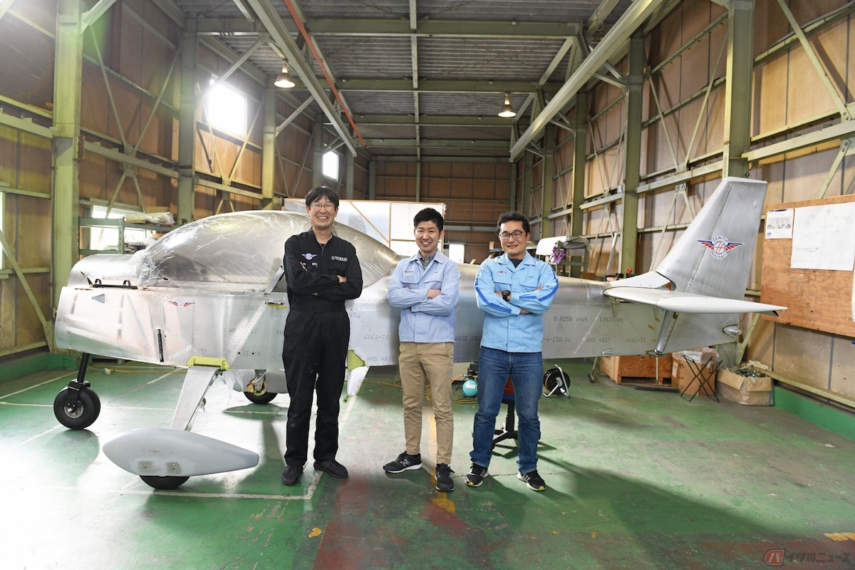 「二輪車のような航空機」の開発に取り組む金城さん、広瀬さん、竹之内厚志さん（左から）
