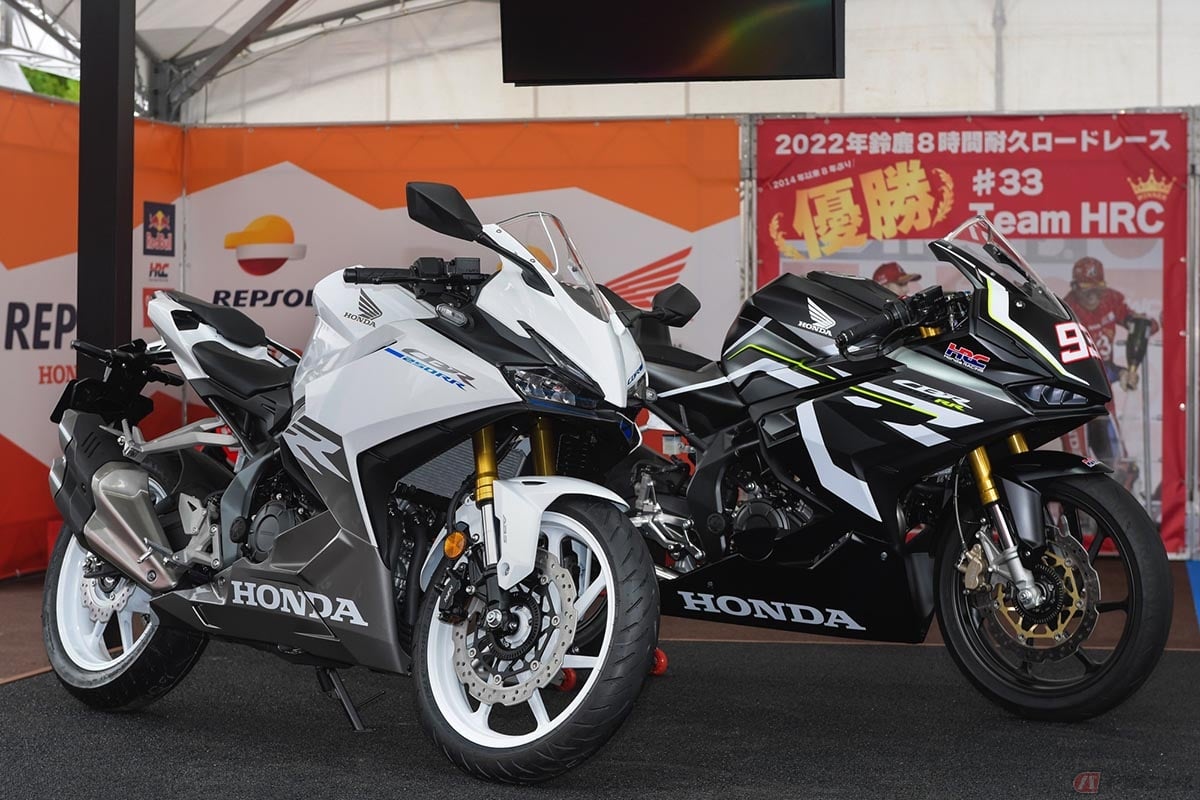 ホンダ「CBR250RR」市販予定車(左)とレースベース車(右)