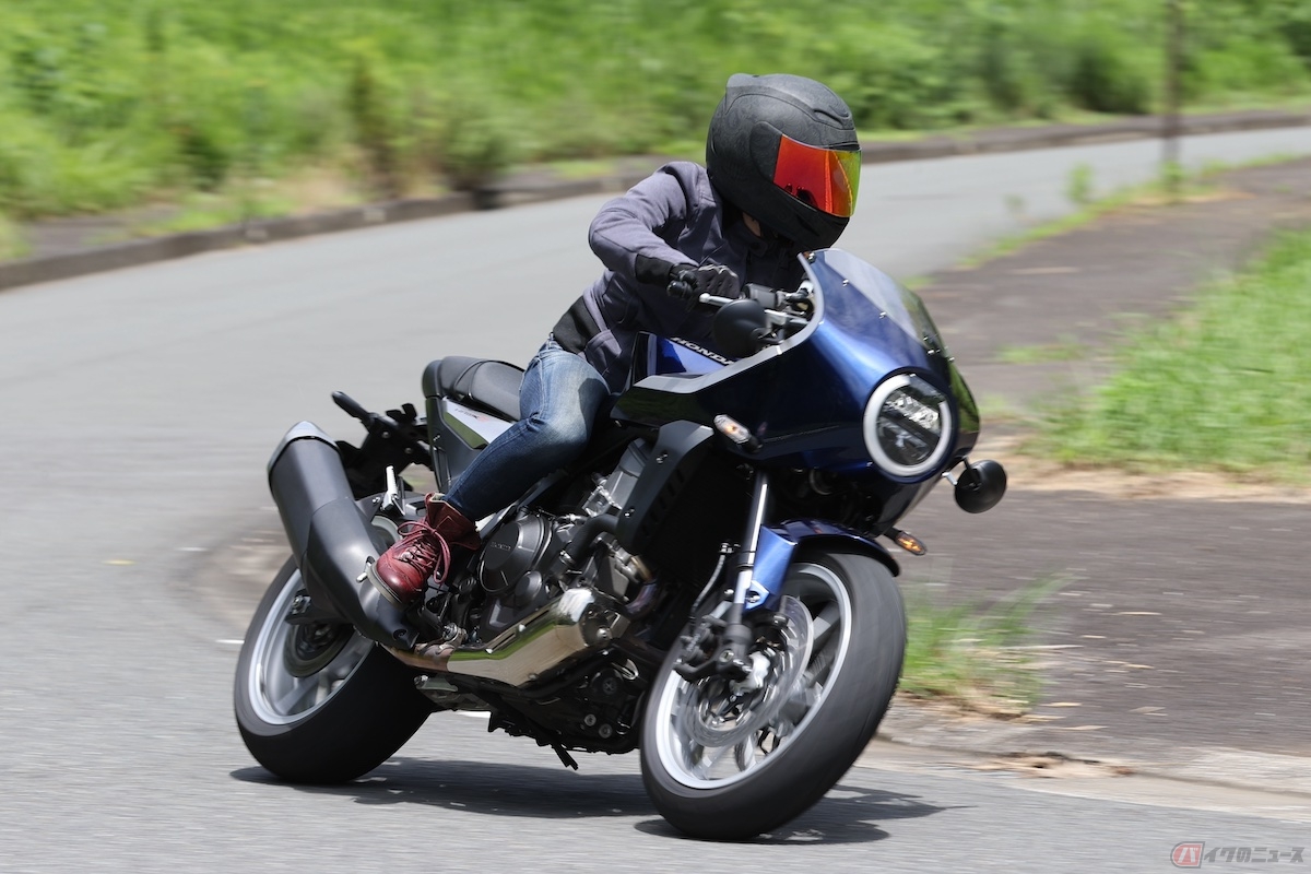 HAWK11が軽く感じることと上半身が前傾し、体重移動もダイレクトに車体へ伝わることで、コーナリングは非常に安定感があります