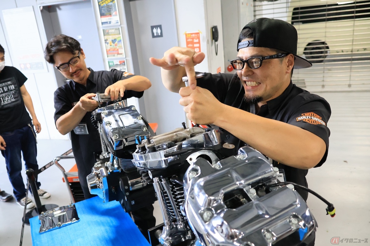 ハーレーダビッドソンメカニックの最高峰マスターテクニシャンによるエンジン分解ショー
