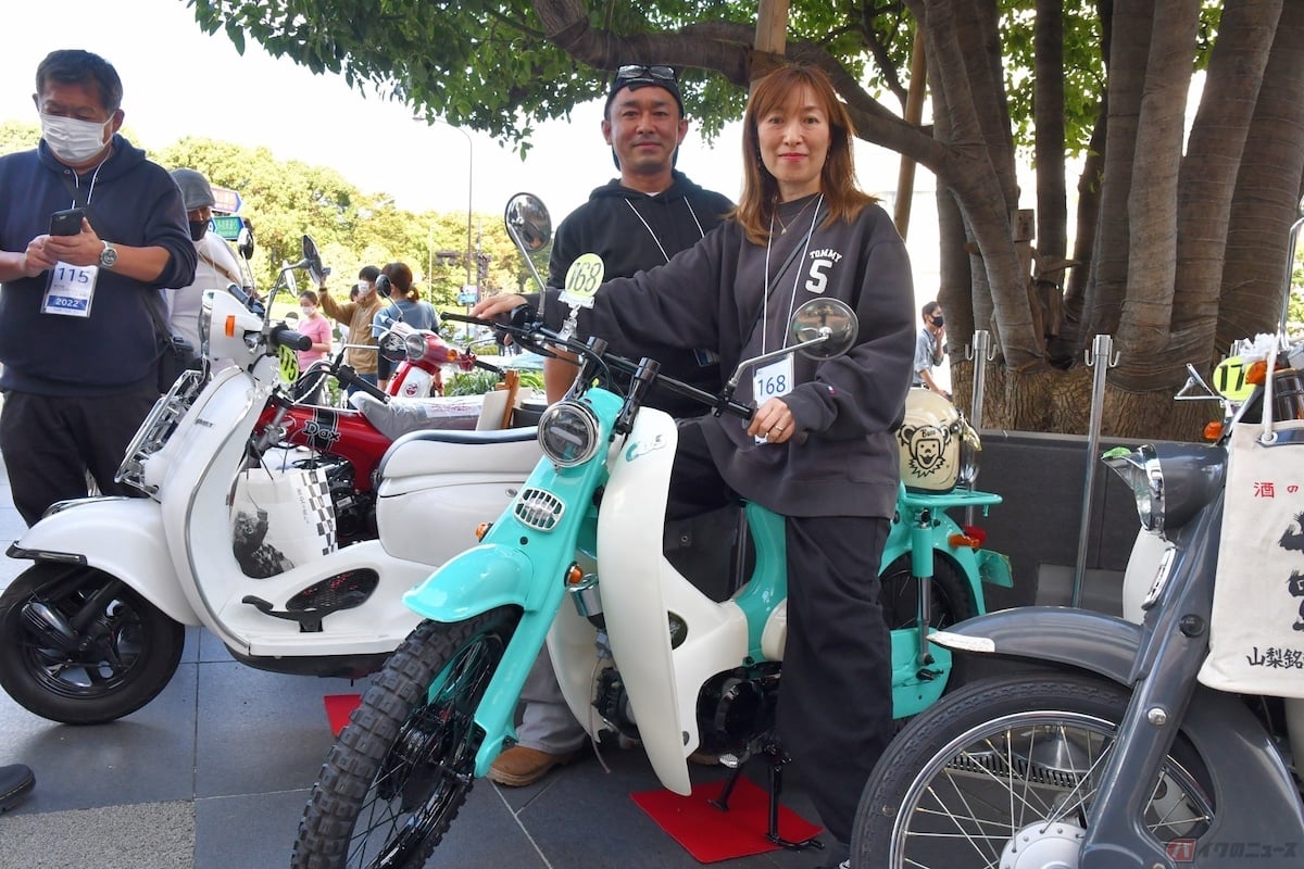 1991年式『スーパーカブ50』で参加の女性は、『PCX』に乗るご主人とご夫婦で初参加