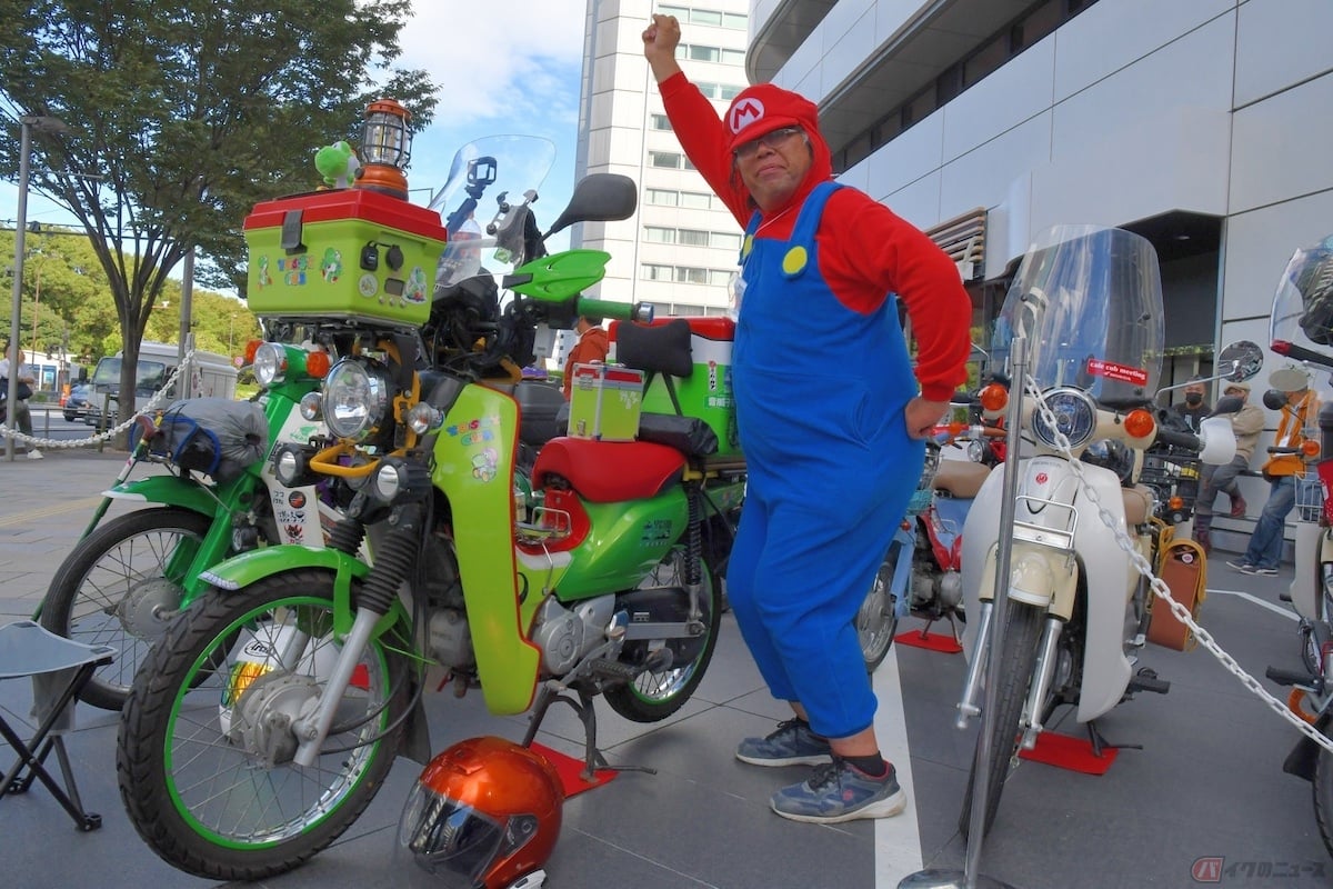 2013年式の『クロスカブ』に乗る男性オーナーは、マリオに扮したコスプレでひときわ目立っていた