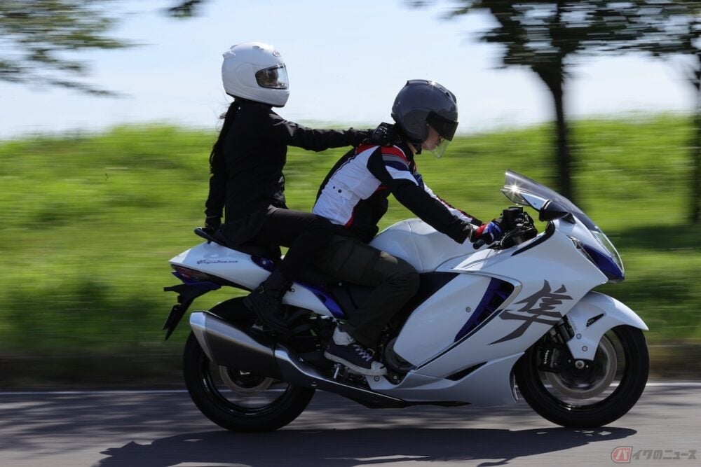 タンデムで後ろに乗る人が気をつけるべきこととは バイクのニュース 厳しい暑さも徐々に和らぎ 秋のツーリング dメニューニュース Nttドコモ タンデムで後ろに乗る人が気をつけるべきこととは バイクのニュース 厳しい暑さも徐々に和らぎ 秋のツーリング dメニューニュース Nttドコモ