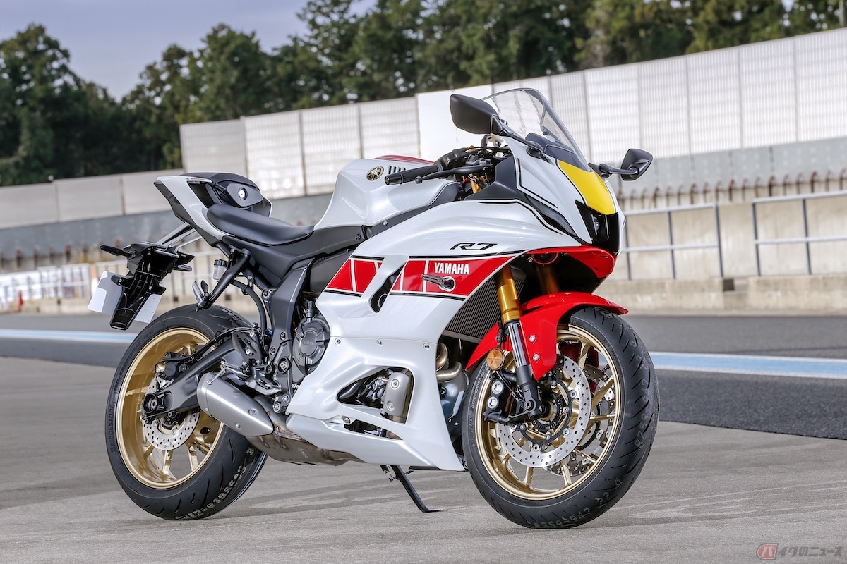 1980年のYZR500をモチーフとしたヤマハレーシング伝統のカラーリングが施された「YZF-R7 ABS WGP 60th Anniversary」