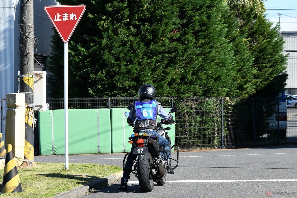 信号待ちの時 ニュートラルに入れる クラッチレバーは握る どうするのが正しいのか バイクのニュース 信号待ちの時 ニュートラルに入れる クラッチレバーは握る どうするのが正しいのか バイクのニュース