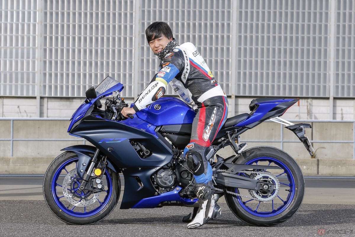 バイク用のネックウォーマーは、さまざまなタイプが販売されている