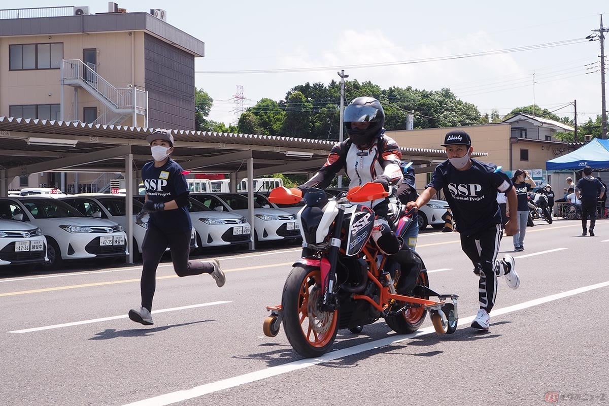 サイドスタンドプロジェクトが主催するパラモトライダーに向けた練習会の様子