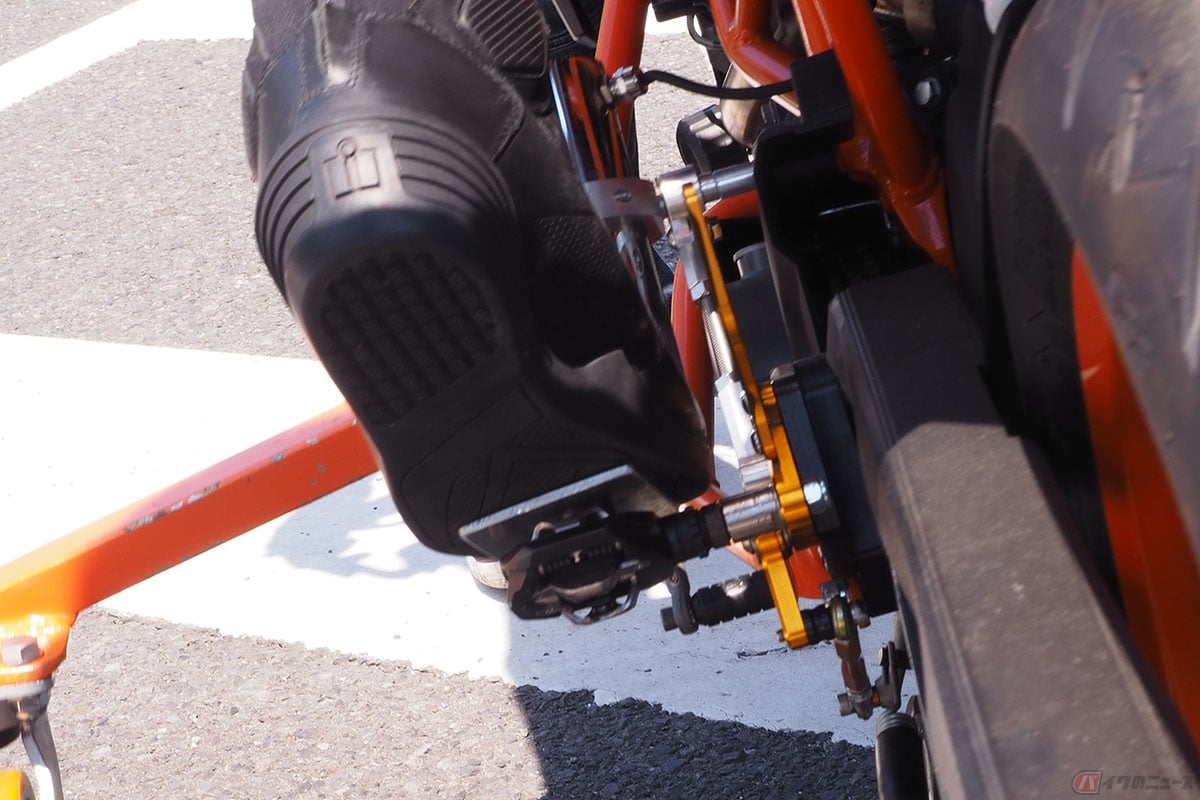 サイドスタンドプロジェクトが主催するパラモトライダーに向けた練習会で使用される車両。ステップ部には自転車のビンディングペダルが装備され、ライディングブーツと固定できる仕様とされています