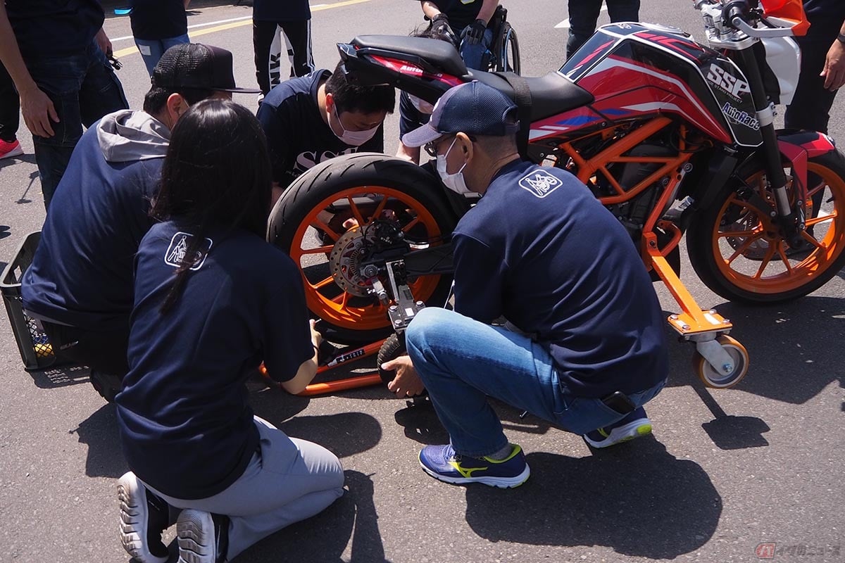 サイドスタンドプロジェクトが主催するパラモトライダーに向けた練習会。走行レベルに応じて補助輪の角度を変え、徐々にバンク各を深くしていきます