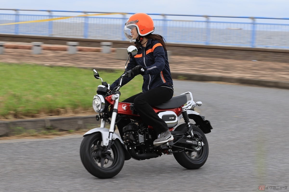 ホイールベースが短いバイクは、最小回転半径が小さくなるため、単純に曲がりやすくなり小回りが利く
