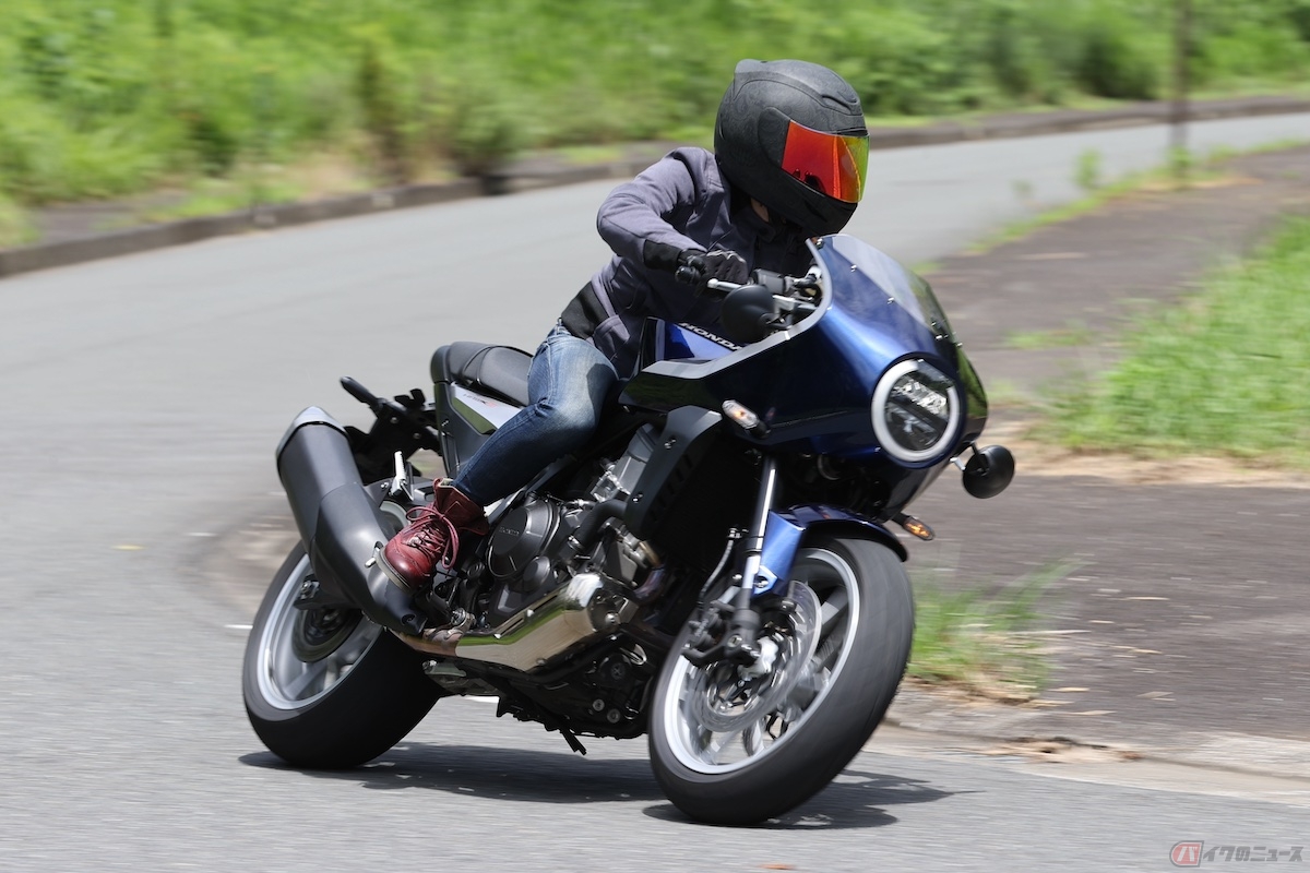 コーナリングは『HAWK11』の方がバイクとの一体感を保って走行できる