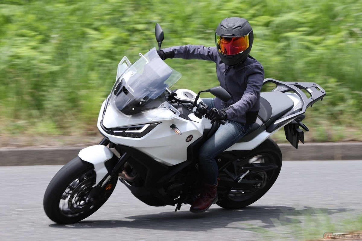 『NT1100』は車体のバランスは取りやすいが、DCTでコーナリングを走行するには慣れが必要