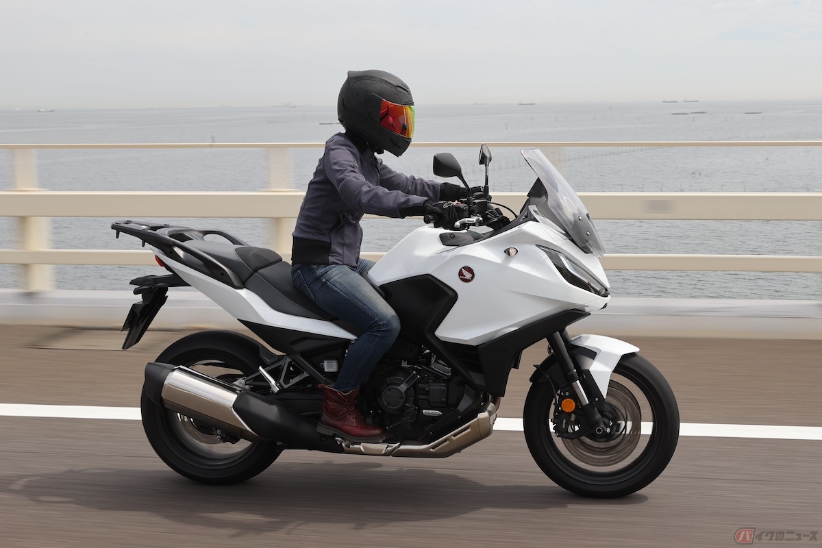 『NT1100』での高速道路での走行は、スクリーンやディフレクターがあるだけでこんなにもライダーの体への負担が減る