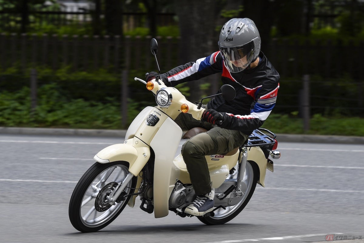 新型スーパーカブ110に試乗する筆者(青木タカオ)