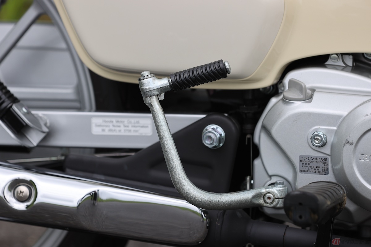 C125には備わっていないキックペダルを110では標準装備