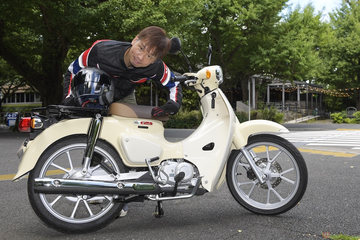 大幅リニューアルを行なった『スーパーカブ110』と筆者(青木タカオ)