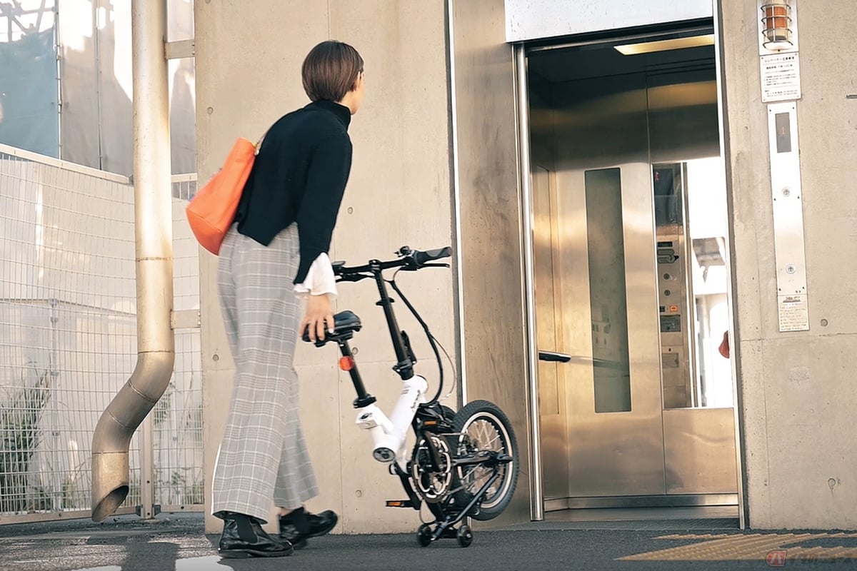 ベネリの電動アシスト自転車「ミニフォールド 16」。折りたたんだ際にはキャスターで楽に動かすことが可能です