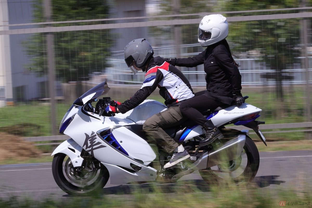 タンデムスタートに乗り走行すると、道路にレールが敷いてあるのかっていうくらいスムーズな乗り心地