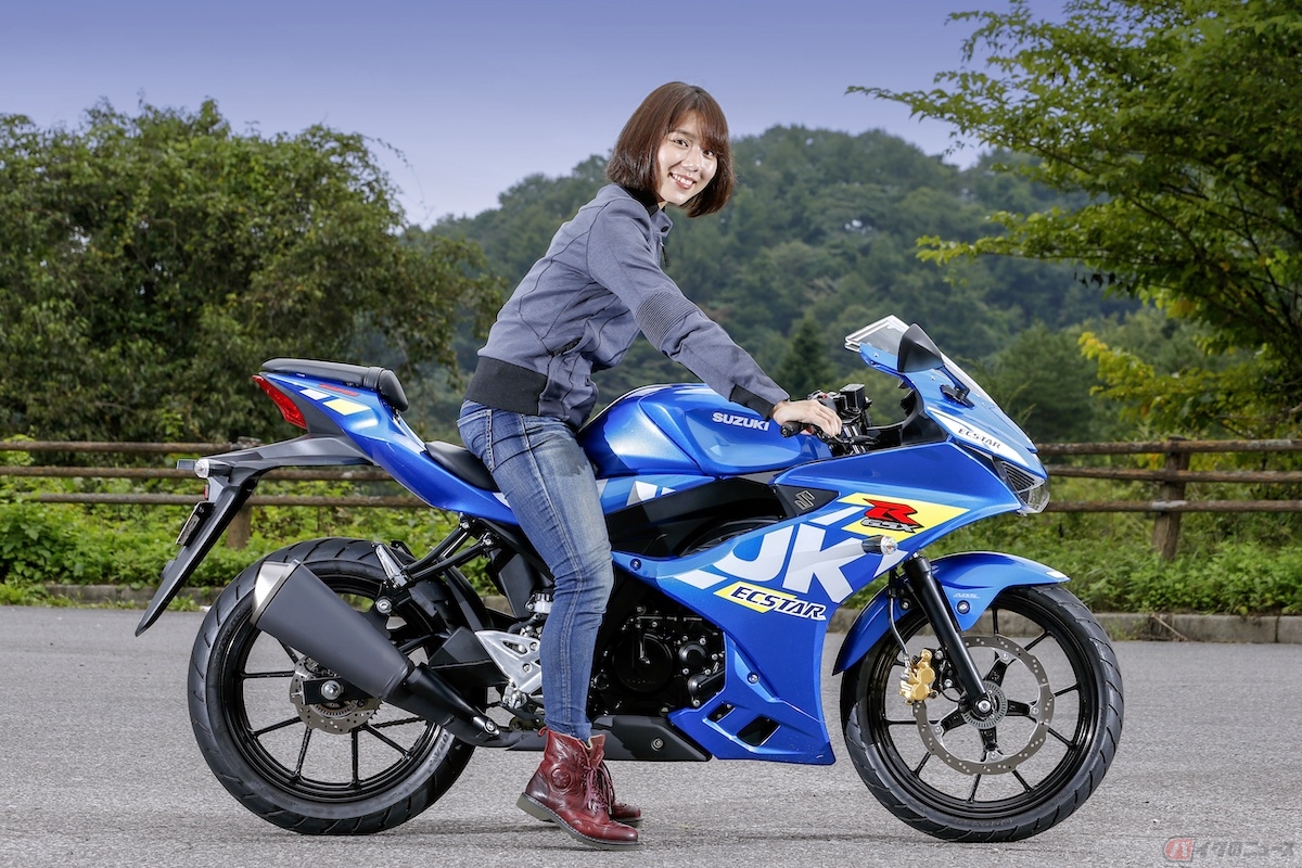 シート高は785mmで私(=身長160cm)が跨るとこんな感じ