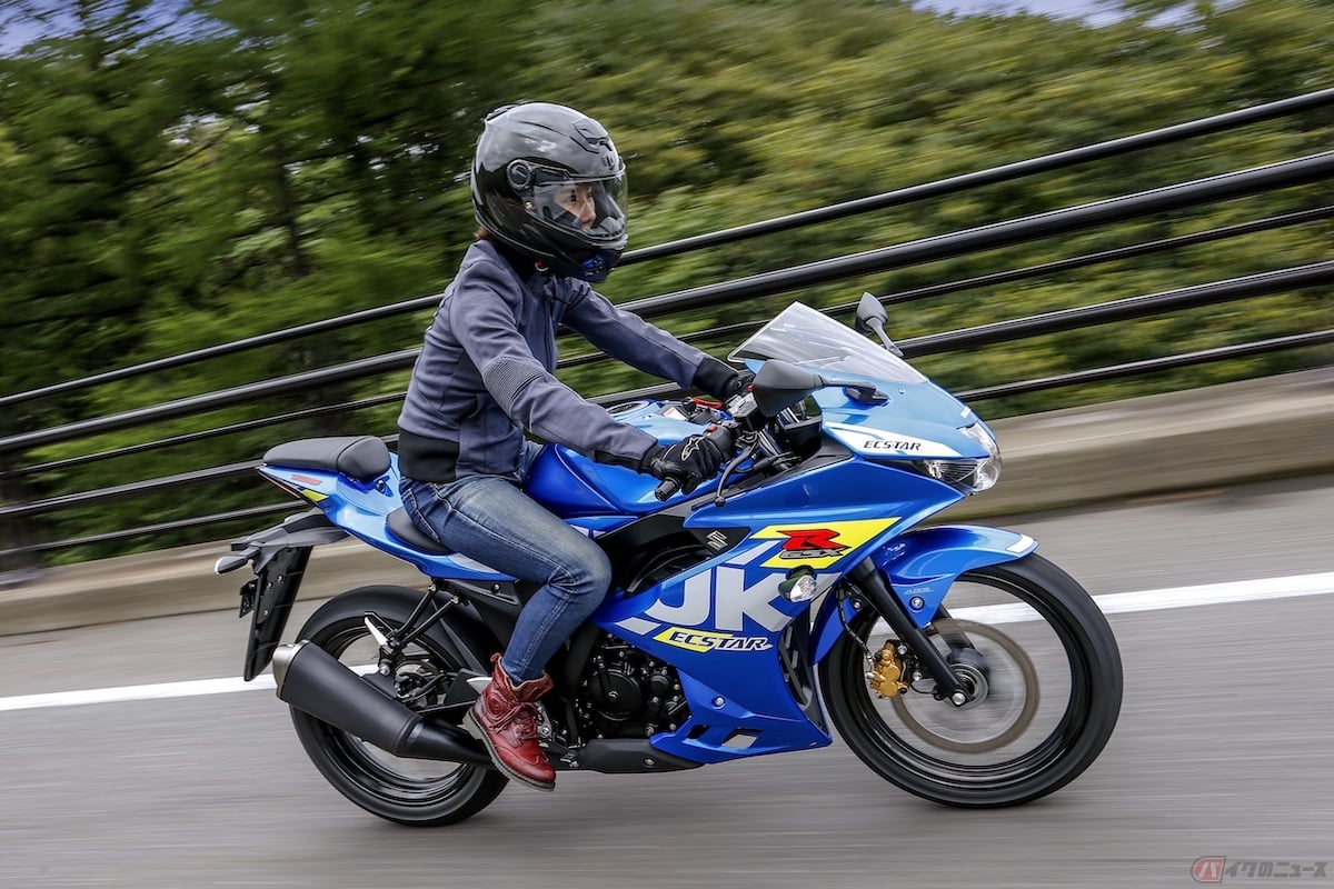 全体的にこれまで乗ったスーパースポーツよりも車体がコンパクトでニーグリップもしやすく車体のバランスを下半身で操作しやすい