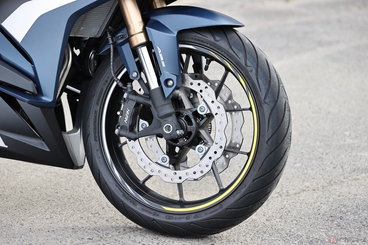 デザイン性の高いディスクローターを使用しているモデルもあります