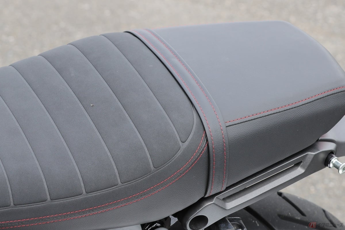 グラブバーがないモデルや、ヘリテイジスタイル、スポーツタイプのバイクにも採用される傾向があるタンデムベルト